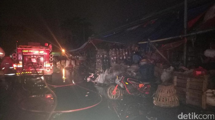 Sudah 3 Jam, Kobaran Api di Pasar Kramat Jati Mulai Meredup