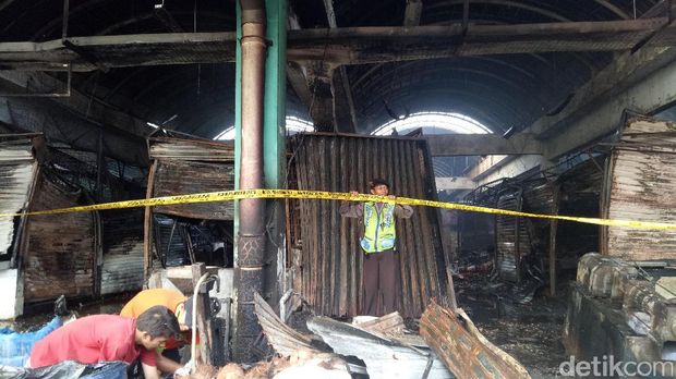 Api telah dipadamkan dan lokasi kebakaran diberi garis polisi.