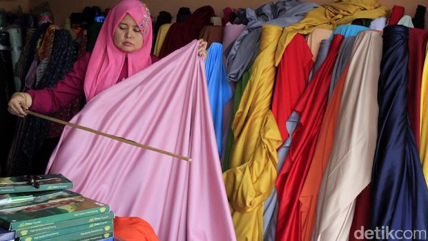 Berburu Kain Murah di Cigondewah Bandung Kota Bandung memiliki banyak alternatif belanja murah untuk persiapan lebaran. Salah satunya di Kawasan Tekstil Cigondewah (KTC).
