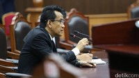 Kuasa hukum Asosiasi Pengusaha Hutan Indonesia (APHI) dan Gabungan Pengusaha Kelapa Sawit Indonesia (Gapki), Refly Harun menghadiri sidang pendahuluan di MK, Jakarta, Senin (13/7) terkait uji materi UU Nomor 32/2009.