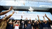 Acara dibuka secara simbolis dengan melepaskan sejumlah burung dara.