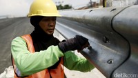 Pekerja tengah menyelesaikan proses finalisasi pembangunan Flyover Dermoleng, Senin (12/6/2017).