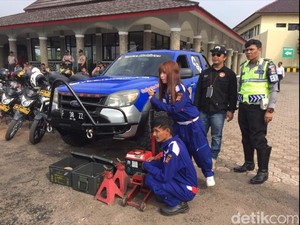 Montir Cantik yang Siaga Servis Gratis di Jalur Mudik Cianjur