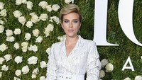 Scarlett JOhansson mencuri perhatian malam itu dengan dress putih bergaris dari Michael Kors di Radio City Hall, New York, AS pada akhir pekan lalu. Dimitrios Kambouris/Getty Images for Tony Awards Productions/detikFoto.