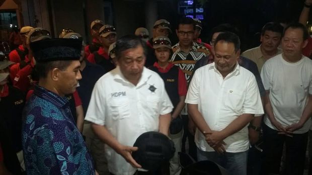 Wakapolda Metro Jaya Brigjen Suntana (kemeja putih polos)