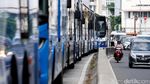 Demo Karyawan, Puluhan Bus TransJ Mogok di Halte Harmoni