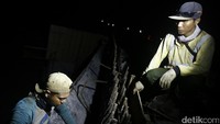 Para pekerja membangun tol Pemalang-Batang.
