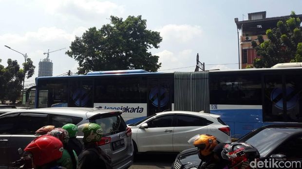  Kemacetan jalur TransJ Buncit-Kuningan.