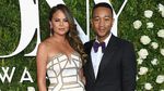 So Sweet! Saat Chrissy Teigen Ikut Abadikan John Legend