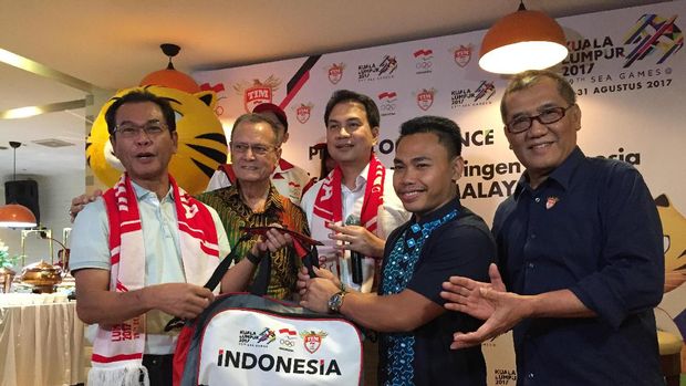 Komandan Kontingen (Chief de Mission) Indonesia dalam SEA Games 2017 Aziz Syamsuddin dalam jumpa pers di Jakarta, Minggu (11/6/2017). 