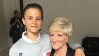 Romeo Beckham tampil dengan gaya rambut yang serupa dengan sang ayah saat menjadi model sebuah lini clothing di London, Inggris pada akhir pekan lalu. (Dok. Instagram/romeobeckham)
