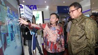 Direktur PT Bank Central Asia Tbk (BCA) Santoso memperkenalkan terobosan baru VIRA atau Virtual Assistant Chat Banking BCA kepada Menteri Komunikasi dan Informatika Rudiantara di pameran Teknopolis 2017. Pool/BCA.