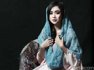 Terjun ke Dunia Hiburan, Aura Kasih Dapat Wejangan Khusus dari Orangtua