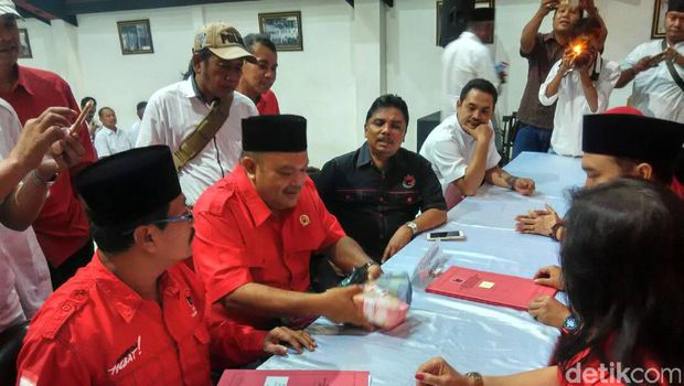 Anggota DPRD Jatim Suhandoyo mendaftar kursi cawagub 