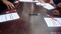 Penukaran uang dilayani menggunakan sistem nomor antrean yang dapat diperoleh dengan menunjukkan kartu tanda penduduk mulai pukul 08.30 hingga 11.30, dan setiap hari disediakan 500 nomor antrean.