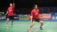 Hendra dan Tan Boong berduel tiga gim menghadapi pasangan Indonesia Kenas Adi Haryanto dan Reza Pahlevi Isfahani.
