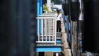Penuturan lainnya disampaikan oleh salah seorang pengemudi bus. Dia mengatakan mengularnya antrean bus di halte Harmonbi hari ini sebab ada demo karyawan yang berlangsung di kantor TransJakarta di Cawang, Jakarta Timur.