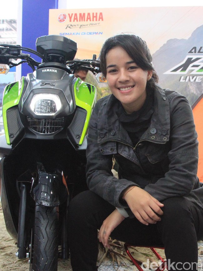 Sabrina Sameh adalah salah satu Mojang cantik asal Bandung yang sukses menjadi pebalap drag race di kancah nasional. Foto: Rangga Rahadiansyah