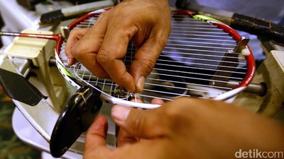 Mengintip Bengkel Reparasi Raket Badminton