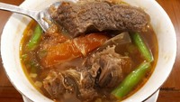 Asam-asam Iga Sapi memakai pelengkapirisan tomat, buncis dan bawang goreng. Kuahnya terasa segar dengan jejak rasa tomat dan sedikit paduan manis kecap. Namun tekstur daging iga agak sedikit keras.