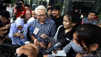 Bambang tak berkomentar. Dia hanya melempar senyuman kepada awak media yang mengajukan pertanyaan.