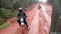 Lumpur di Jalan Trans Papua.