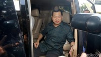 Hary Tanoe memasuki mobilnya untuk meninggalkan kantor Dittipidsiber Bareskrim.