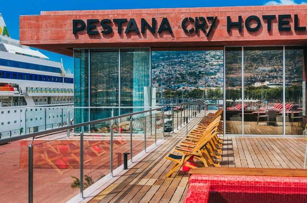 Ronaldo harus mengorek kocek sebesar 70 juta Euro atau sekitar Rp 1,05 triliun untuk membangun 4 hotel dari Pestana. Dua di portugal sudah beroperasi, sisanya di Madrid dan New York (Pestana CR7 Hotel) Ronaldo harus mengorek kocek sebesar 70 juta Euro atau sekitar Rp 1,05 triliun untuk membangun 4 hotel dari Pestana. Dua di portugal sudah beroperasi, sisanya di Madrid dan New York (Pestana CR7 Hotel)