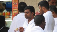 Banyak jamaah yang selesai umroh pada subuh hari. Mereka masih memakai pakaian ihram saat ikutan membeli sarapan (Fitraya/detikTravel)