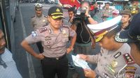 Polisi memeriksa kelengkapan surat kendaraan umum di Terminal Cicaheum.