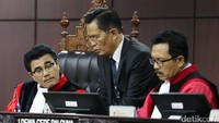 Dalam persidangan, Manahan sempat menanyakan perbaikan permohonan dari kuasa hukum. Namun bukannya memberikan perbaikan, Refly selaku kuasa malah menyatakan pencabutan permohonan.
