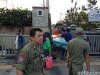 Petugas Satpol PP Kota Bandung menertibkan PKL.
