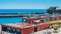 Pestana CR7 Hotel beralamat di Av Sa Carneiro / Praca do Mar, 9000-017, Funchal atau sekitar 20 menit dari Bandara Madeira. Posisinya persis di pinggir pantai (Pestana CR7 Hotel)