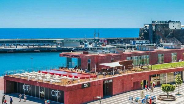 Pestana CR7 Hotel beralamat di Av Sa Carneiro / Praca do Mar, 9000-017, Funchal atau sekitar 20 menit dari Bandara Madeira. Posisinya persis di pinggir pantai (Pestana CR7 Hotel) Pestana CR7 Hotel beralamat di Av Sa Carneiro / Praca do Mar, 9000-017, Funchal atau sekitar 20 menit dari Bandara Madeira. Posisinya persis di pinggir pantai (Pestana CR7 Hotel)