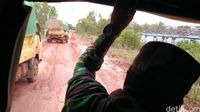 Lumpur coklat di Jalan Trans Papua.
