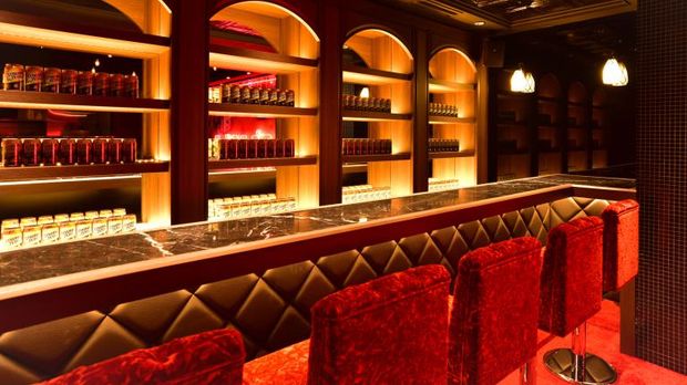 Suasana serba merah di Playboy Bar (shupure-sakaba.jp)