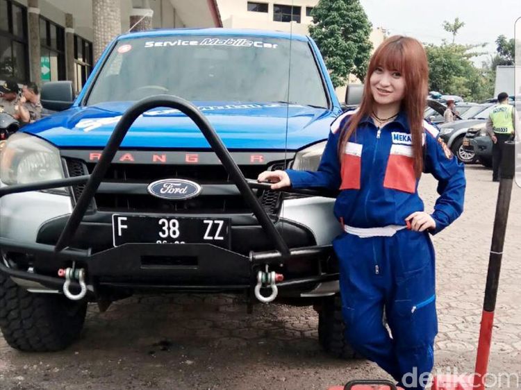 Montir Cantik Siap Bantu Pemudik