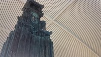 Tinggi menara ini sekitar 5 meter, lokasinya berada di gerbang keluar kawasan Duty Free. Lebar dan panjang menara yang didominasi warna cokelat gelap ini sekitar 5 x 5 meter (David/detikTravel)