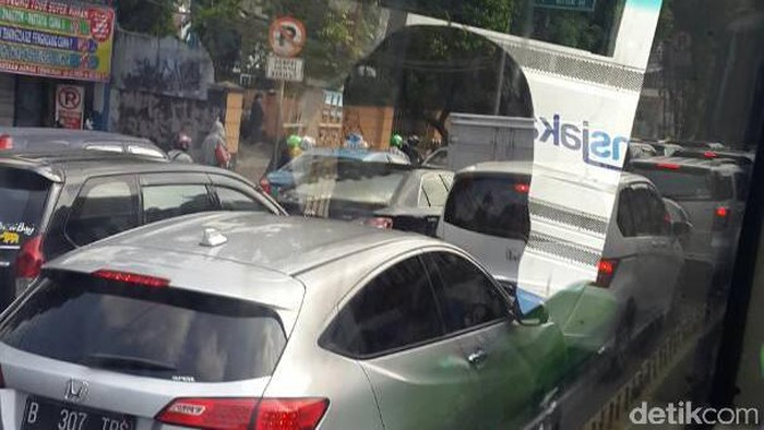 Jalur TransJ Warung Buncit Arah Kuningan Macet Parah