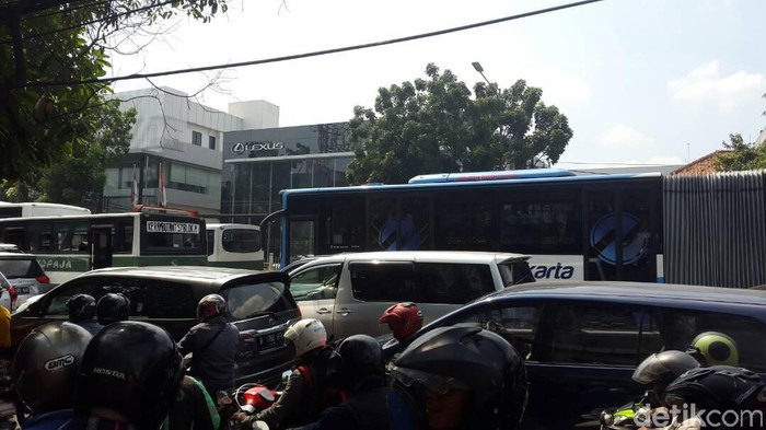 Perjuangan 2 Jam Menembus Horor Macet Warung Buncit-Kuningan