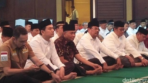 Jaksa Agung M Prasetyo dalam acara buka bersama dengan KPK dan Komisi III DPR