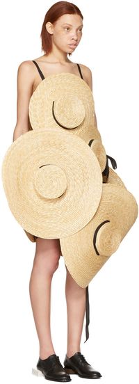 Dress Berbahan Topi Seharga Rp 39 Jutaan Ini Bikin Netizen Bingung