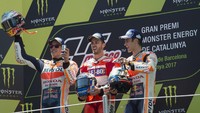 Ini dia para penghuni podium MotoGP Catalunya 2017. Andrea Dovizioso jadi juara, Marc Marquez runner up, dan Dani Pedrosa di urutan tiga (Photo by Mirco Lazzari gp/Getty Images).