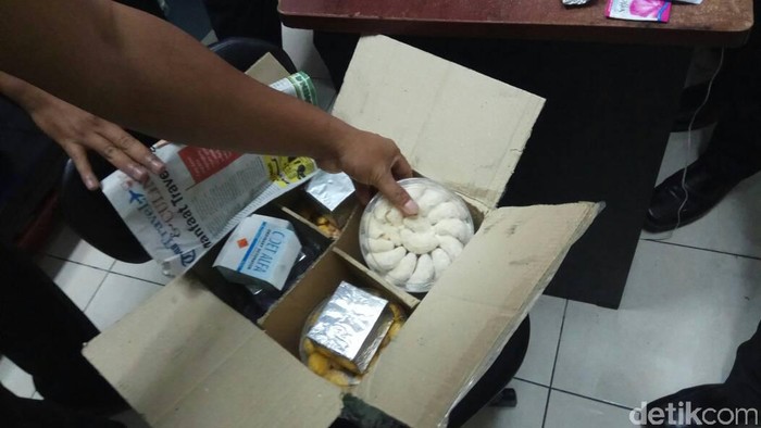 Petugas Bandara Makassar Amankan Ratusan Paket Berisi Detonator