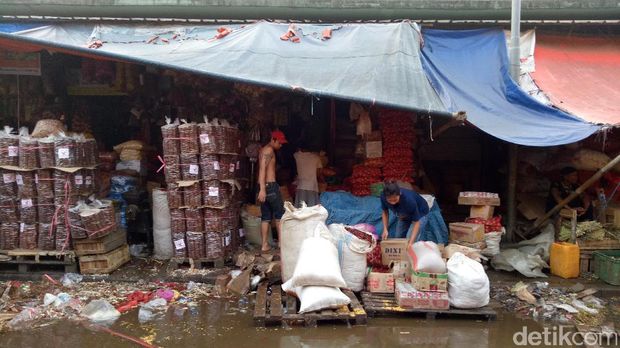 Pendinginan Masih Berlangsung, Pedagang di Kramat Jati Tetap Jualan
