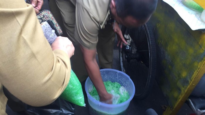 Tim BPOM Temukan Takjil Berbahan Pewarna Kertas di Rawamangun