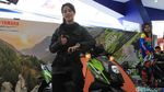 Rider Cantik, Garang di Sirkuit, Lumer di Jalan Raya