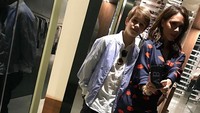 Romeo pun sudah mulai membantu sang ibu dan belajar soal fashion. (Dok. Instagram/romeobeckham)