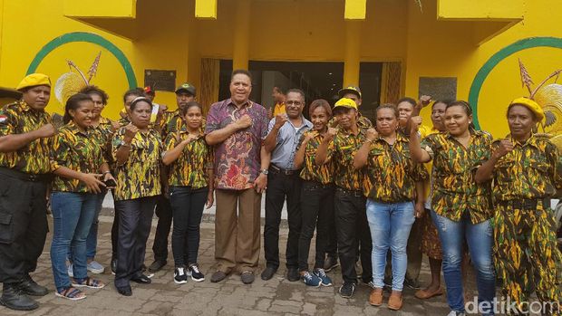 Irjen Paulus Waterpauw mendaftar jadi bakal calon Gubernur Papua.