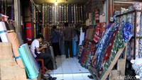 Biasanya menjelang Idul Fitri pembeli kain yang datang ke KTC didominasi oleh pembeli per orangan. Mereka membeli kain tersebut untuk bahan baku membuat baju yang seragam untuk keluarga.